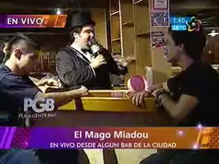 El Mago Miadou aparece a Poncho en un Bar.