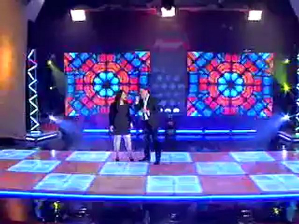 Gil y Alicia Cantan en Premios Fama..