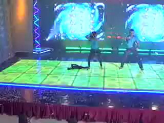 Edgar y Laurita Cantan en Premios Fama...