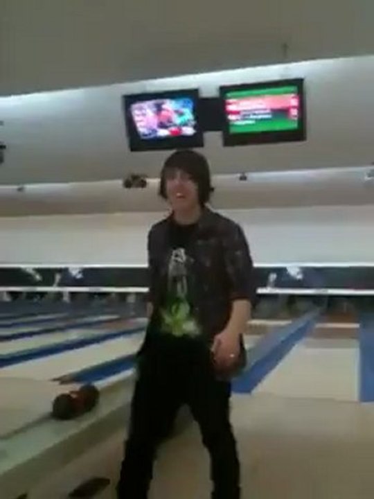 D'jo a des talent de bowling :)
