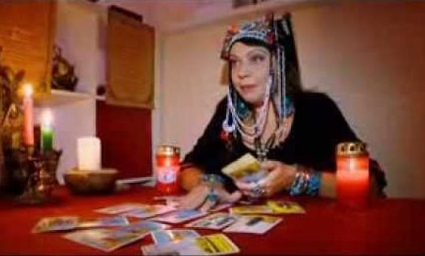 В магической практике приворот на деньги имеет два значения. Первое: приворот любимого человека с помощью денег, то есть по сути