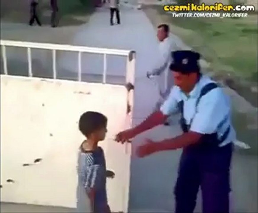 Cami girişinde arama yapan sapık polis