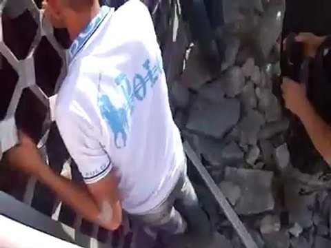 Syria فري برس حلب حي الشيخ خضر انتشال القتلى المدنيين الذين نزحوا إلى المدرسة هربا من القصف العشوائي بالطيران الحربي على مدرسة في الحي 5-8-2012 ج1