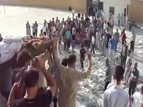 Syria فري برس حلب حي الشيخ خضر انتشال القتلى المدنيين الذين نزحوا إلى المدرسة هربا من القصف العشوائي بالطيران الحربي على مدرسة في الحي 5-8-2012 ج2