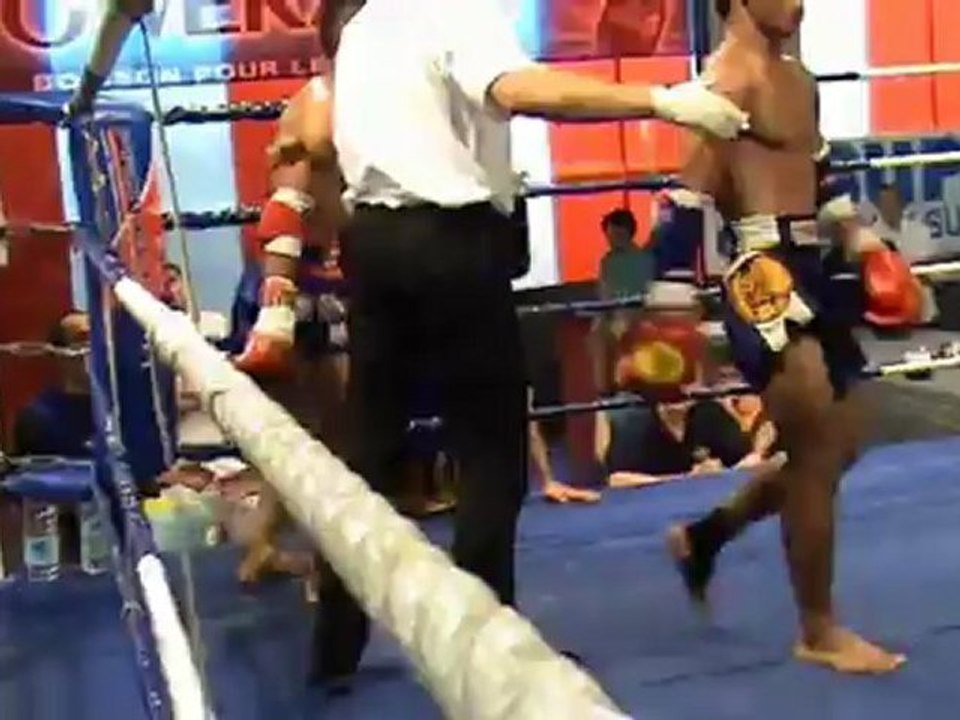 Bit Somkhaan vs Albert Chey Veera, réalisé par Malay Phcar