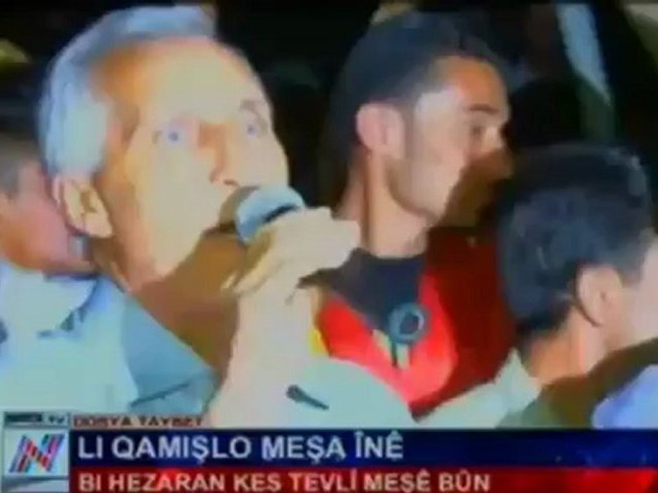 Kamerayên me li Qamişloyê ye. Şahî û pîrozbahî ye. Her beşên civak û pêkhateyên rêxistinan bi hev re meşek li dar xistine, dimeşin, pîroz dikin- 2012 08 03