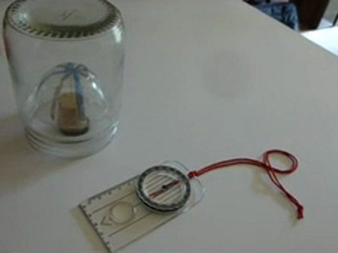 Juillet 2012 PK sur mobile hemi sphérique en plastique transparent. sous bocal de verre Suggestion faite par des scientifiques observateurs