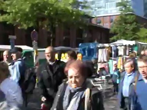 Die Fellas auf dem Fischmarkt in Hamburg am Hafen netter Einkauf lecker Essen Frühstück