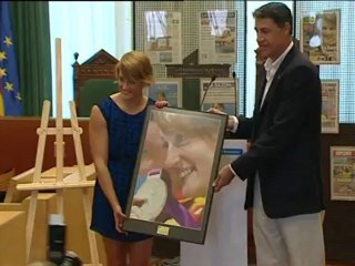 La Plaza de la Vila de Badalona se llena para aclamar a Mireia Belmonte