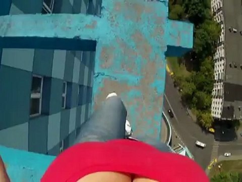 Fille en Russie marche sur le toit