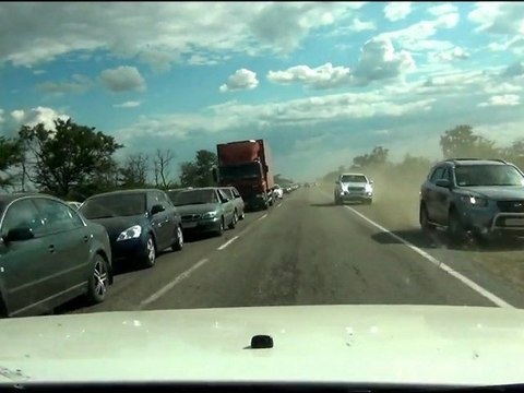 Lors d'un bouchon les voitures roulent n'importe où