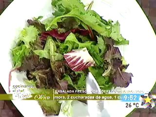 Chef franz cocina ensalada fresca con aderezo de zarzamora