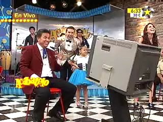 Se quita los calzones en vivo.