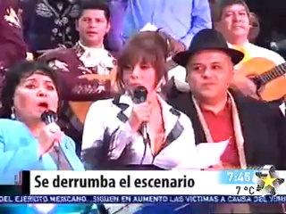 Caída de Carmen Salinas y Lucía Méndez (live accident)