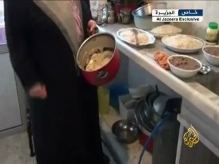 السوريون ينزحون من مكان لآخر هربآ من القصف