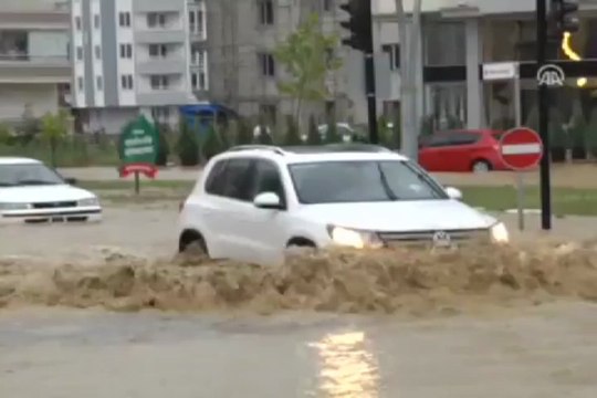 Şiddetli yağış su baskınlarına neden oldu