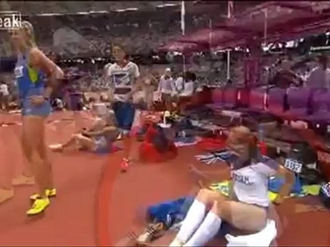 Herkesin İçinde İç Çamaşırını Değiştirdi!