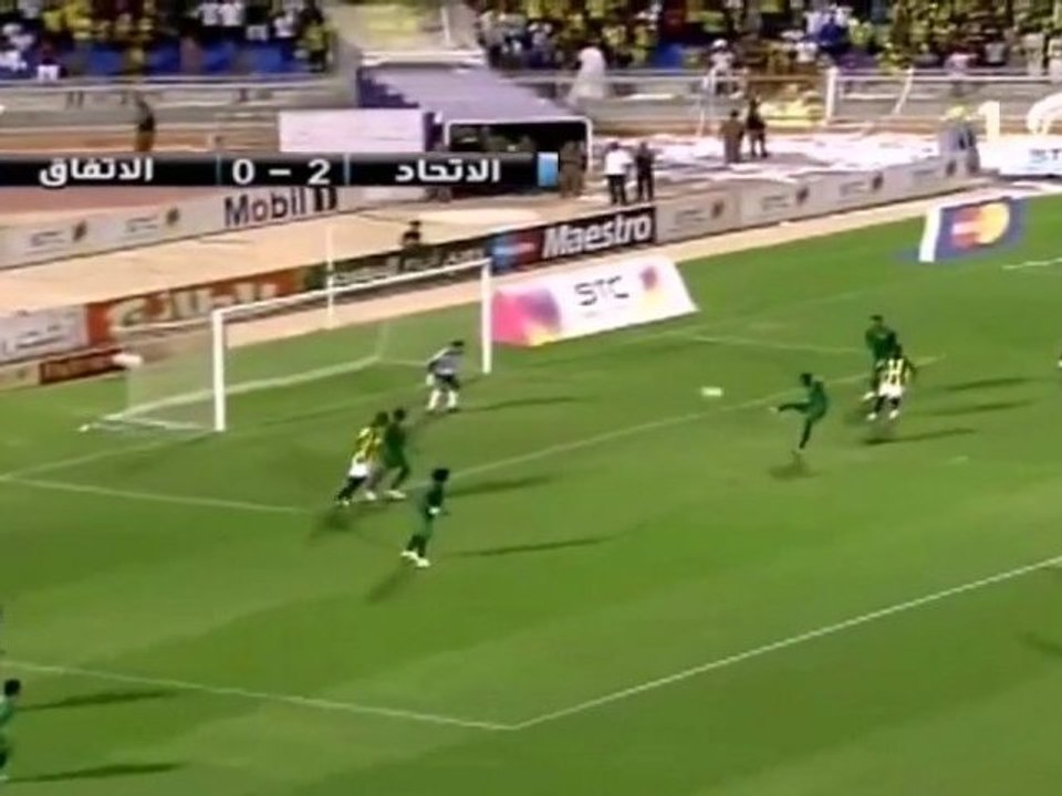 Une superbe reprise de volée... contre son camp !