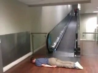 Yürüyen merdivenden nasıl inilir