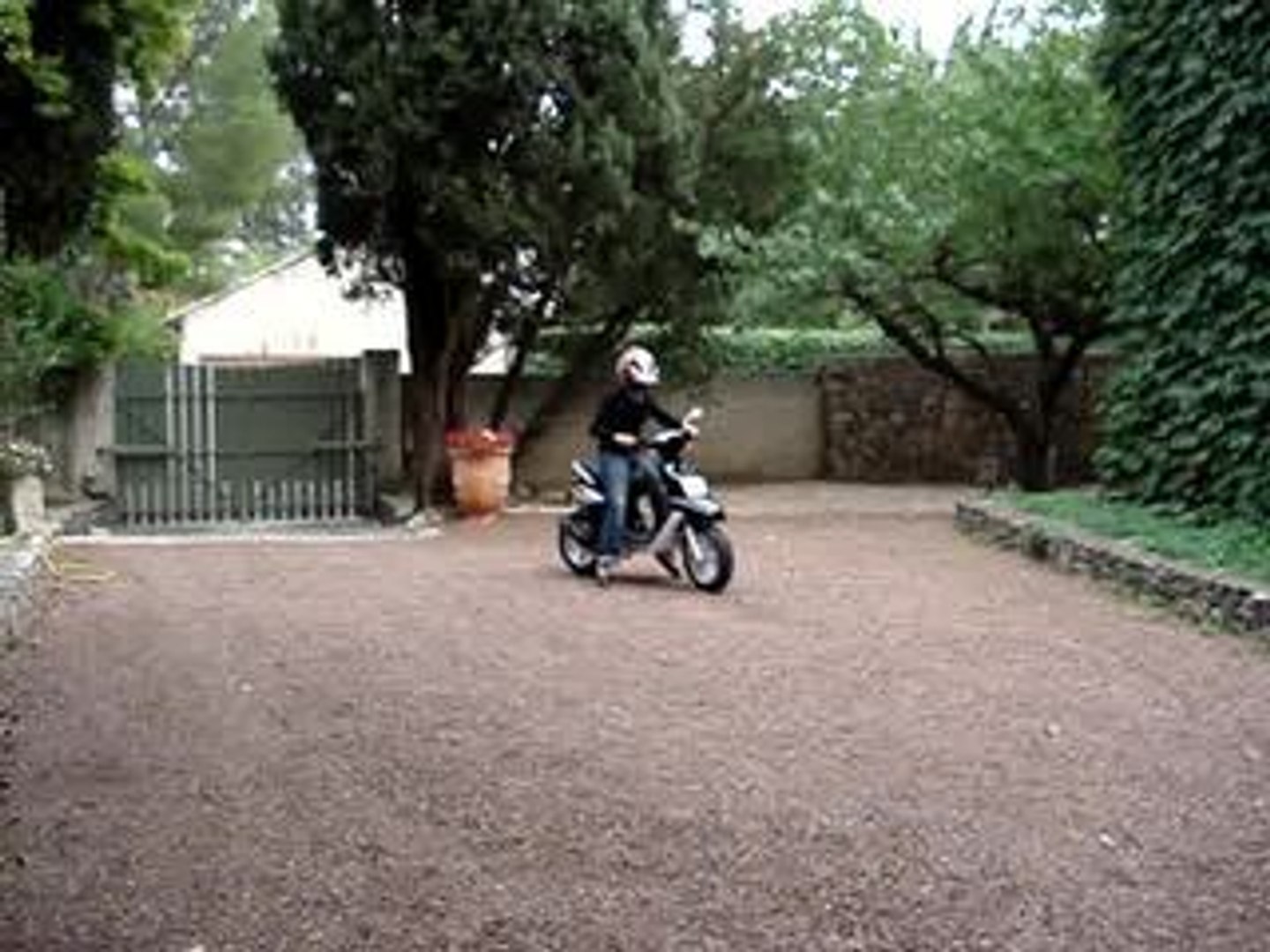 moi scoot kev