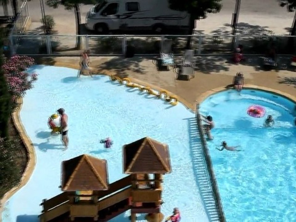 Ardèche : vidéo aérienne de la piscine du camping Les Coudoulets en Ardèche méridionale