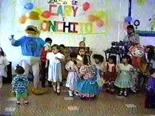 Pato Patito tumba a niña (tv blooper)