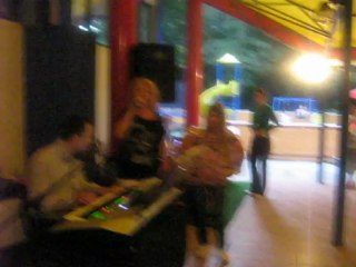 - Saraca inima mea -OFELIA - FLORICA  HARANGUS -cantand la restaurantul din Parc-Roman