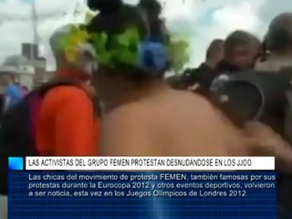 Las activistas del grupo FEMEN protestan desnudándose en los JJOO