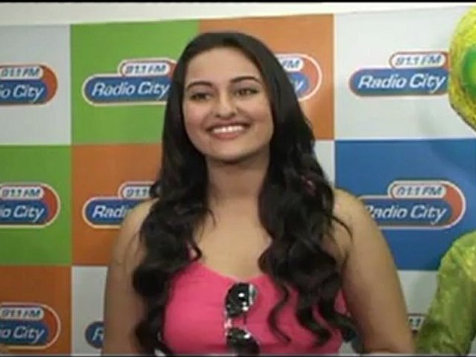 SONAKSHI VISIT RADIO CITY BANDRA WITH ALIANS FOR MOVIE JOKERS_mpeg2video