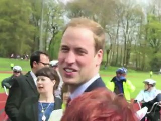 Justin Bieber commère sur les cheveux parsemés du Prince William