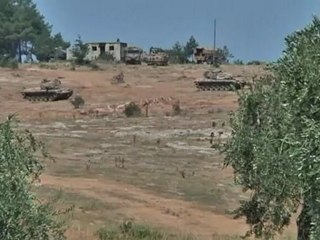 Turkey tanks patrol Syria border