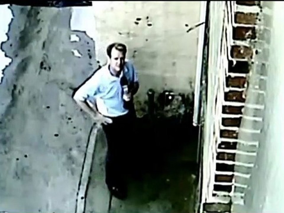 Faire pipi contre un mur et se prendre un jet d'eau haute pression