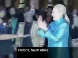 Hillary Clinton baila al ritmo de los tambores africanos