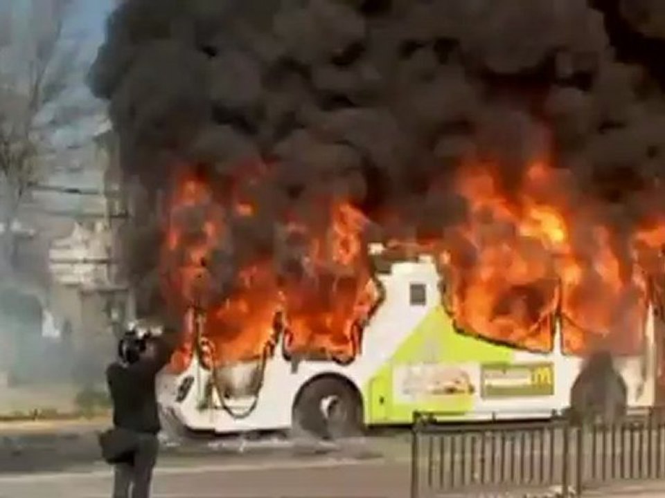 Chilean students set buses ablaze, clash with police demanding reforms