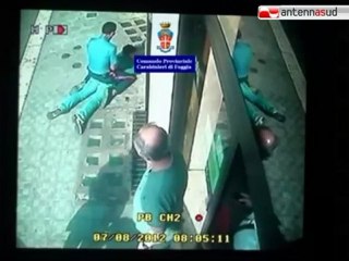 TG 08.08.12 Manfredonia: carabiniere blocca rapinatori // VIDEO