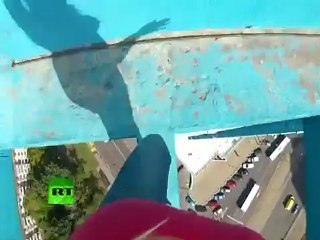 La rusa que desafió las alturas al caminar por la cornisa de un edificio