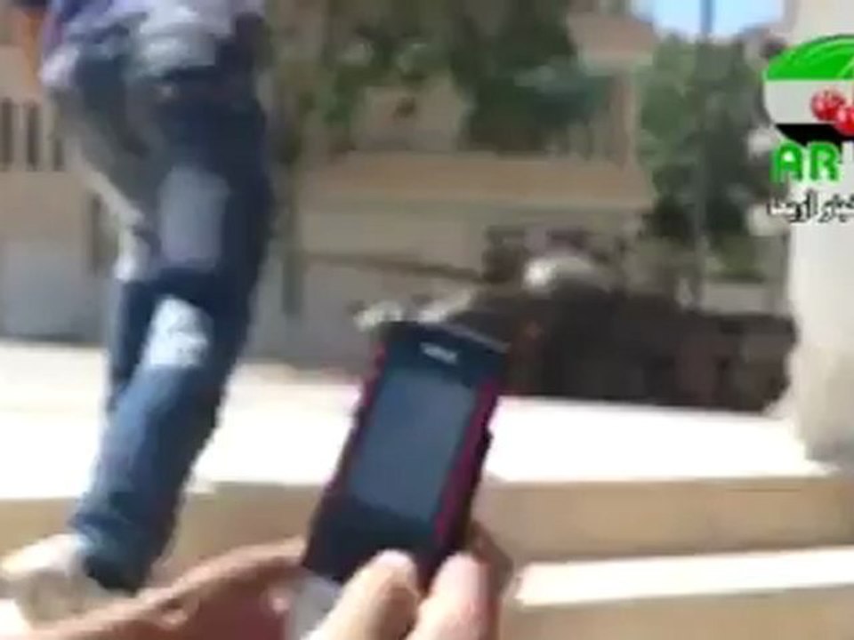 Syria فري برس إدلب   أريحا   تفجير دبابة وحرق دبابة أخرى بزجاجات المولوتوف 9 8 2012