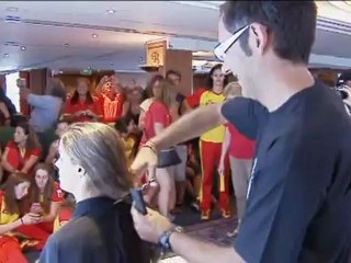 Las chica de la natación sincronizada se cortan la coleta