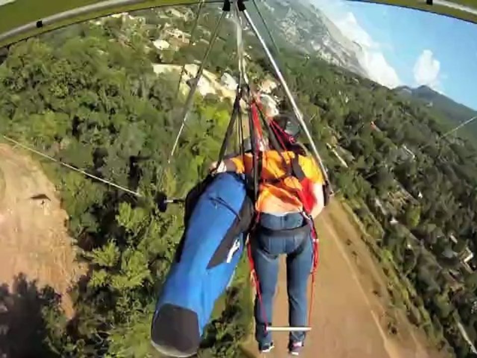 Petit OISEAU Premier Vol en DELTAPLANE Bro