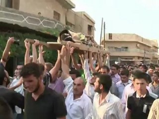 Près d'Alep, les Syriens enterrent leurs morts