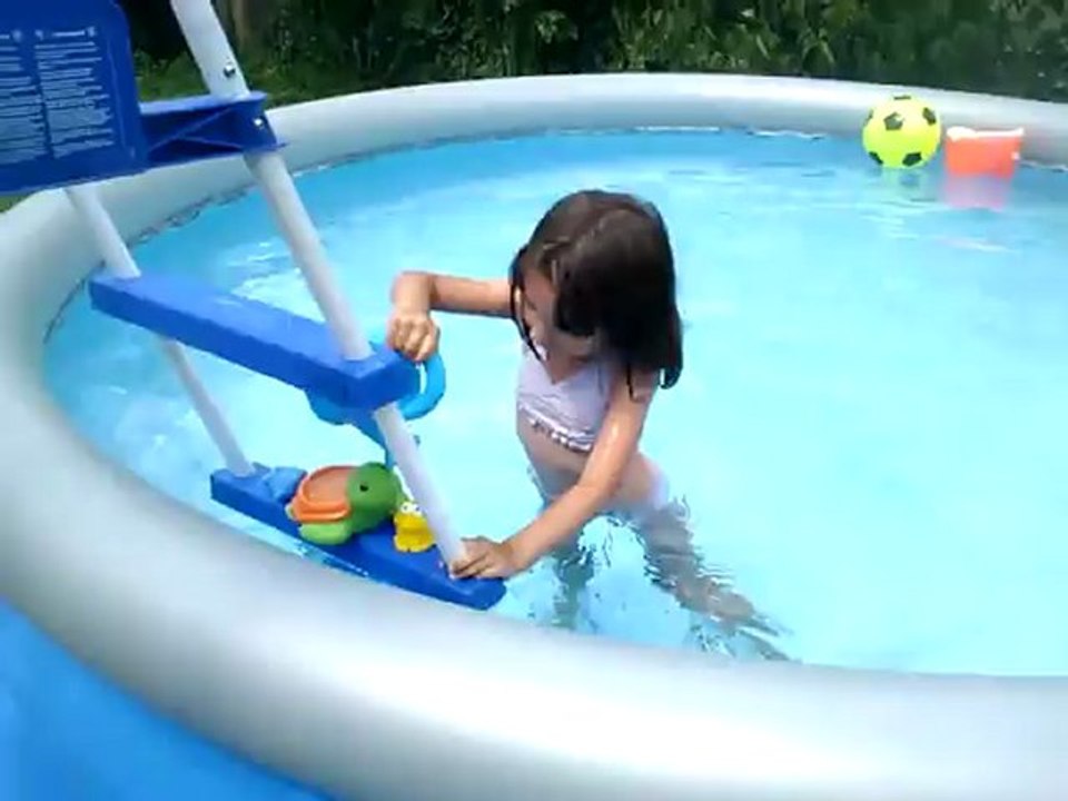OCEANE DANS LA PISCINE