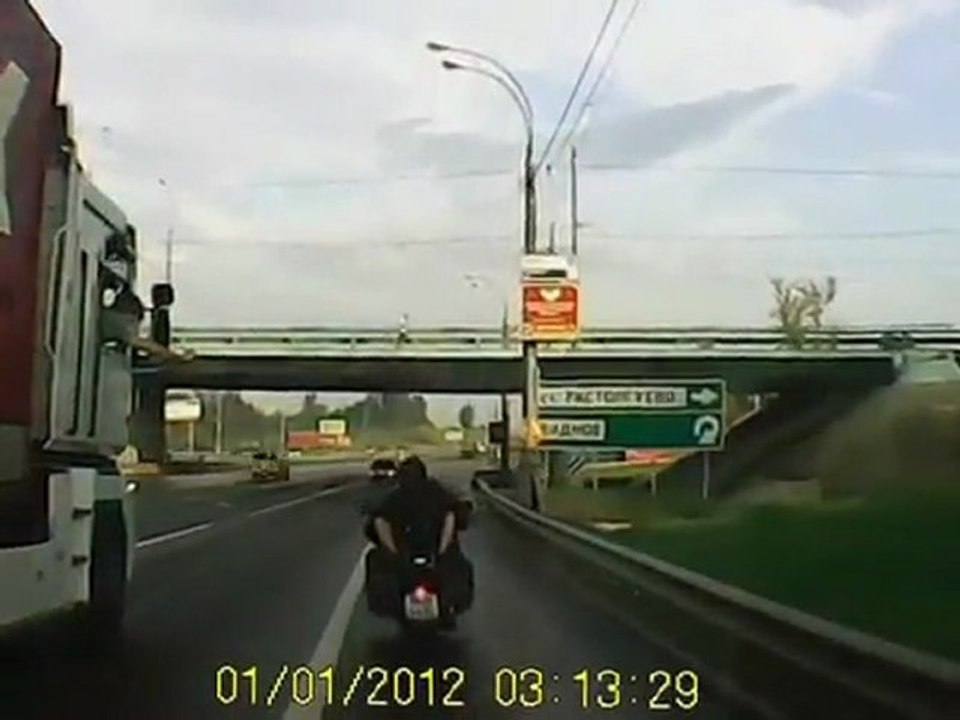 Une femme acrobate sur une moto