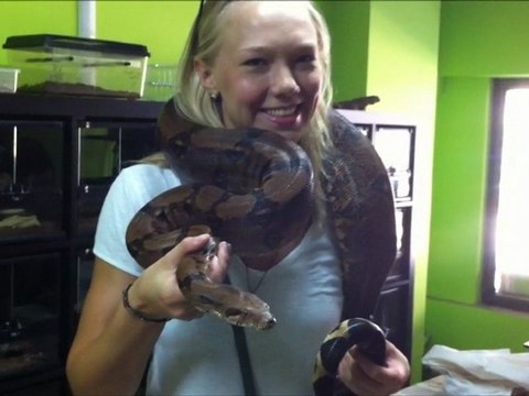 Η Κατερίνα Γιώτα διαλέγει φίδια για την φωτογράφιση (Sport24.gr)