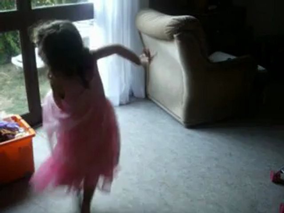 petite fille danse lilou 2 ans et demi
