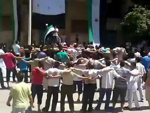 Syria فري برس حماه المحتلة حي البياض جمعه سلحونا بمضادات الطيران10_8_2012