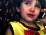 Syria فري برس طفل سوري شاهد اخبار سوريا على التلفاز فانظرلبكائه