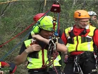 travolto dai sassi vola per 200 metri