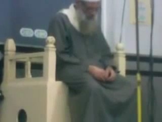 Un enfant embrasse la main du cheikh Rslan durant l'adhan