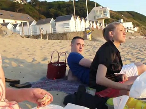Pique-nique sur la plage de Carolles