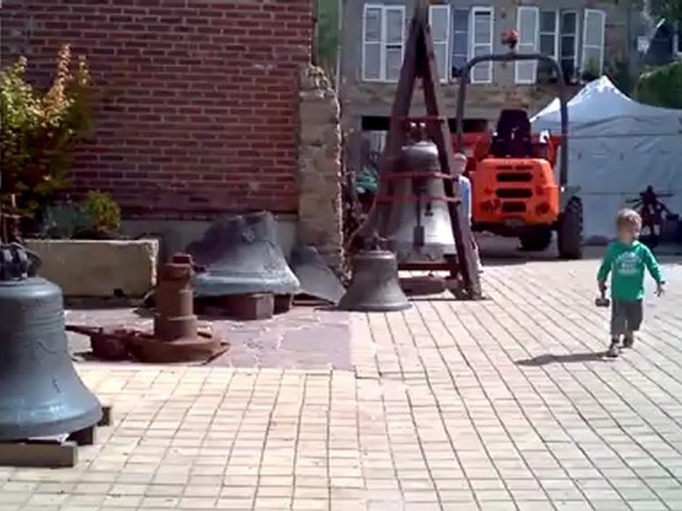 Ethan à la fonderie de cloches de Villedieu-les-Poêles [2012-08-07_12-25-27_532]